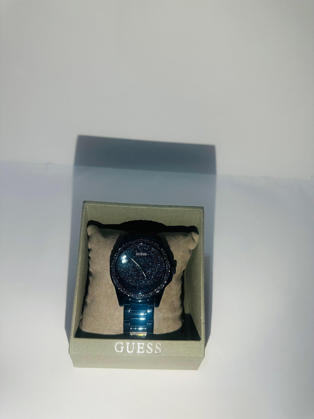 Reloj Guess con Piedras de Colores y Color Azul Llamativo