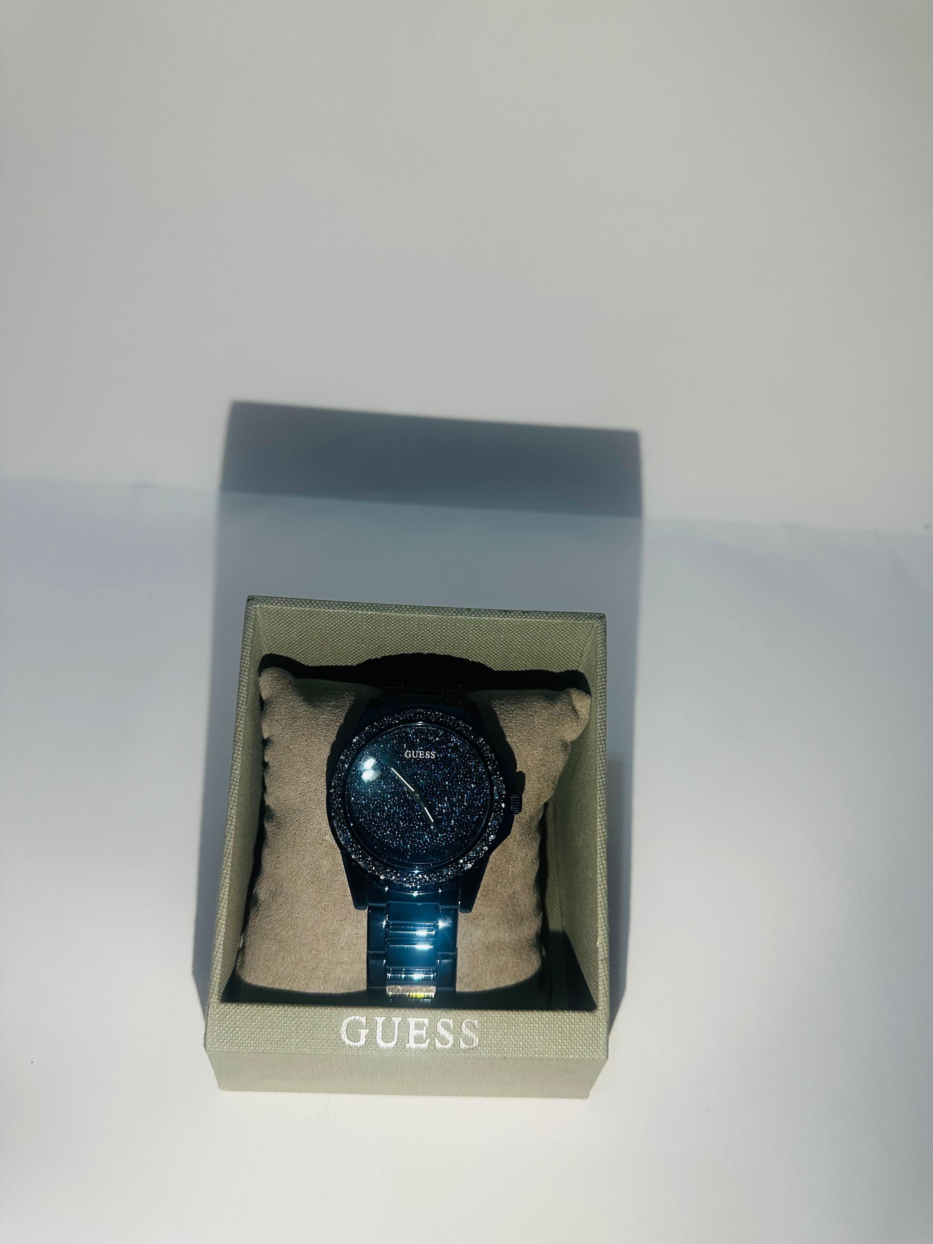 Reloj Guess con Piedras de Colores y Color Azul Llamativo
