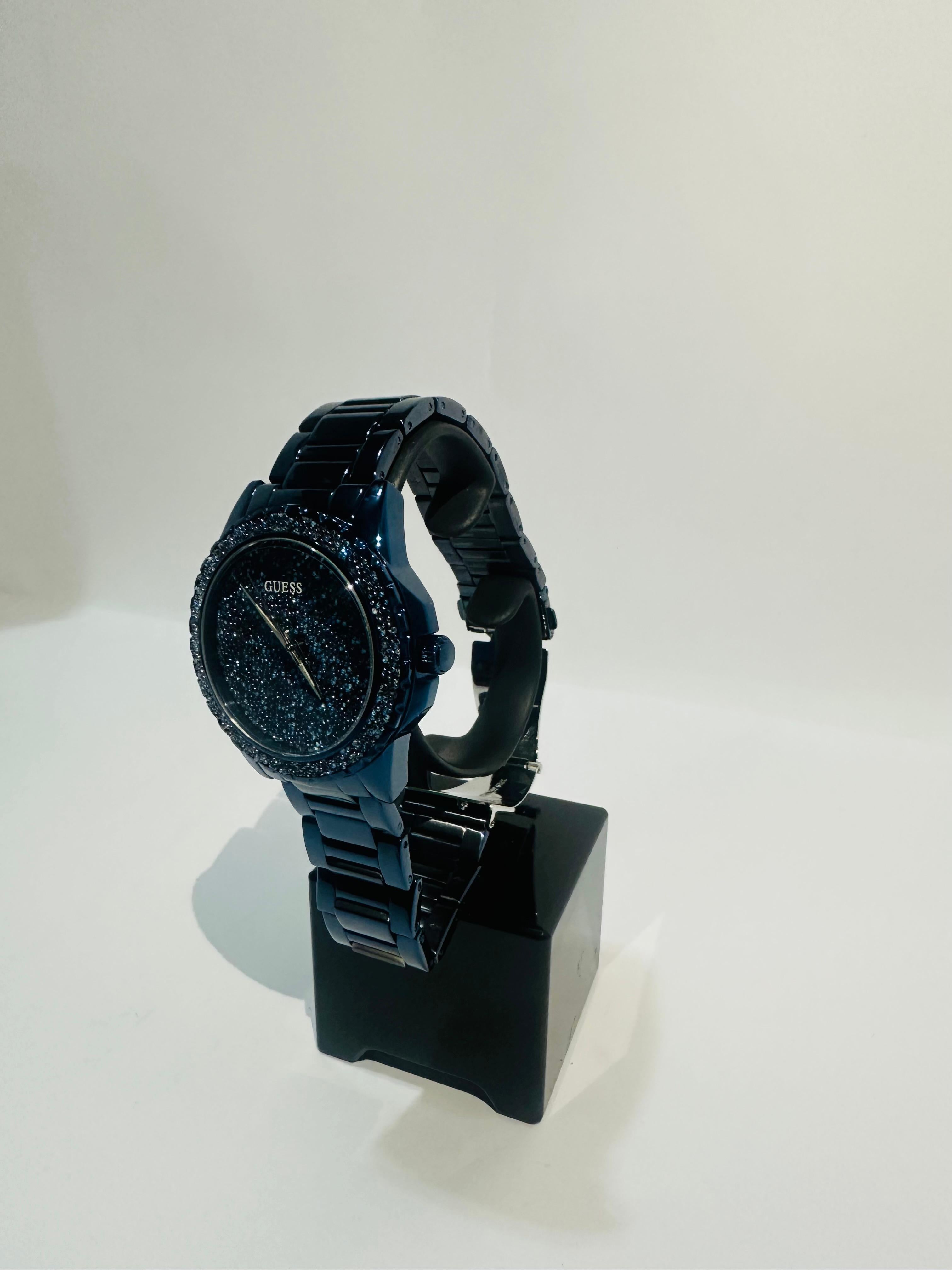 Reloj Guess con Piedras de Colores y Color Azul Llamativo